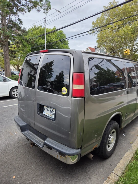 2010 Chevrolet Express - Image 5 of 17