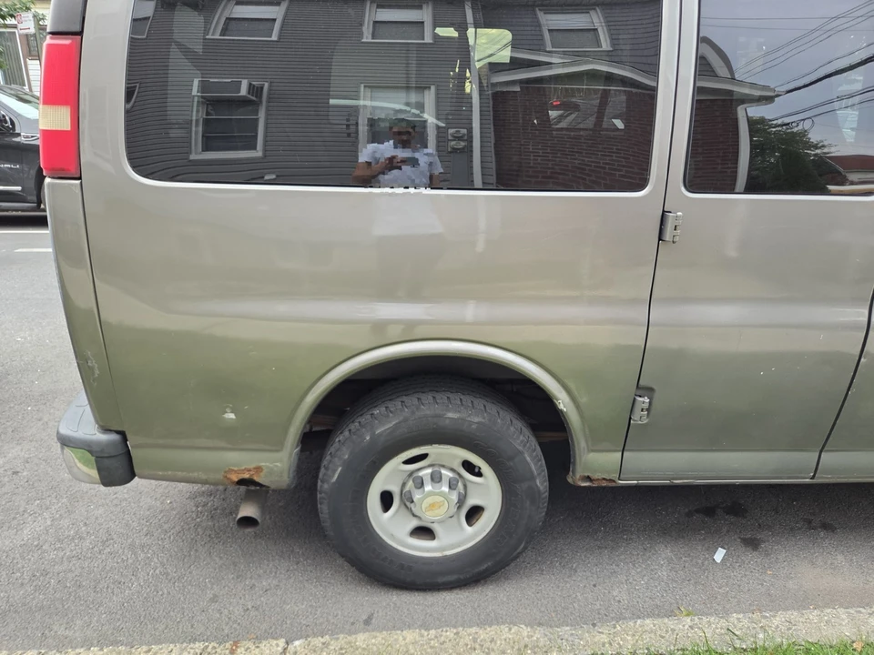 2010 Chevrolet Express - Image 15 of 17