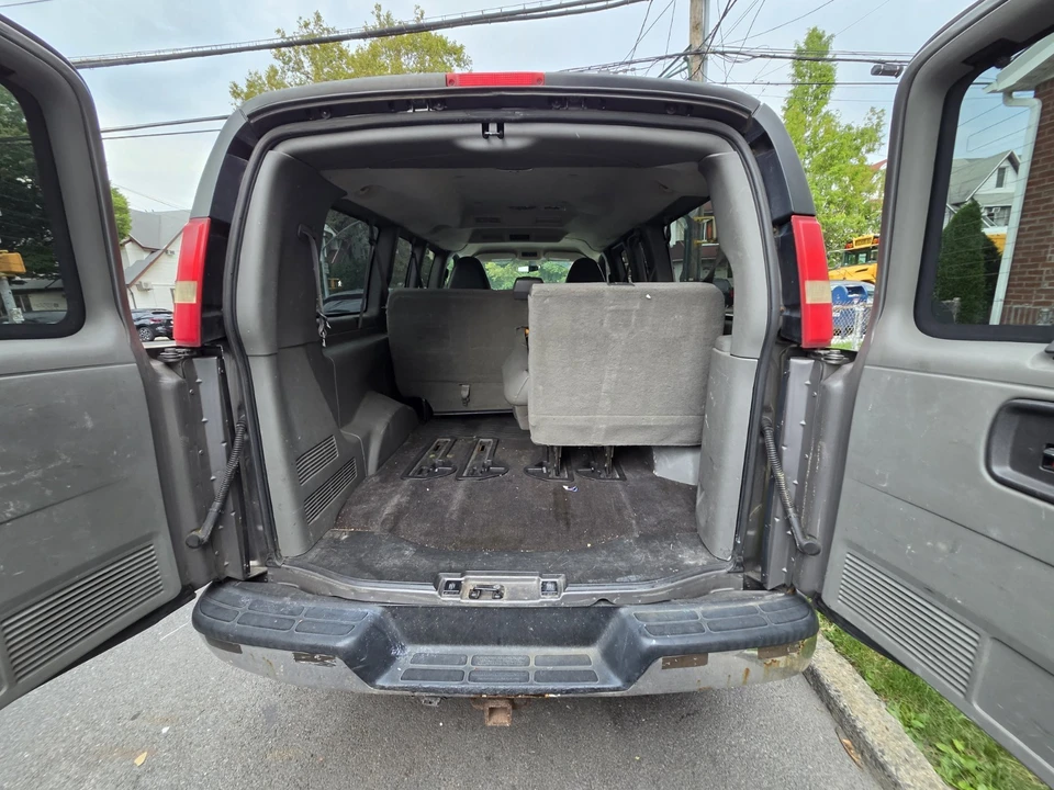 2010 Chevrolet Express - Image 14 of 17