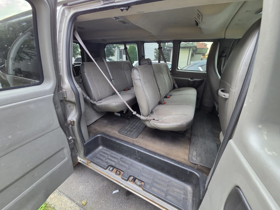 2010 Chevrolet Express - Image 10 of 17