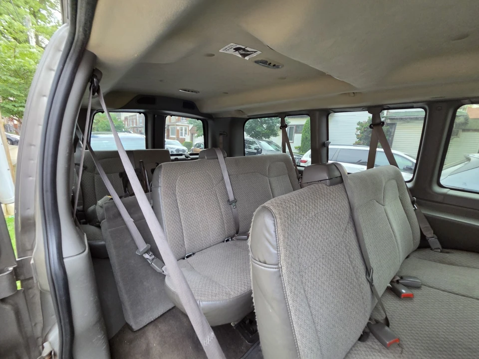 2010 Chevrolet Express - Image 13 of 17