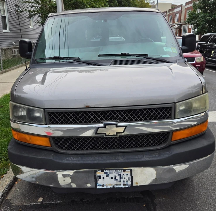 2010 Chevrolet Express - Image 4 of 17
