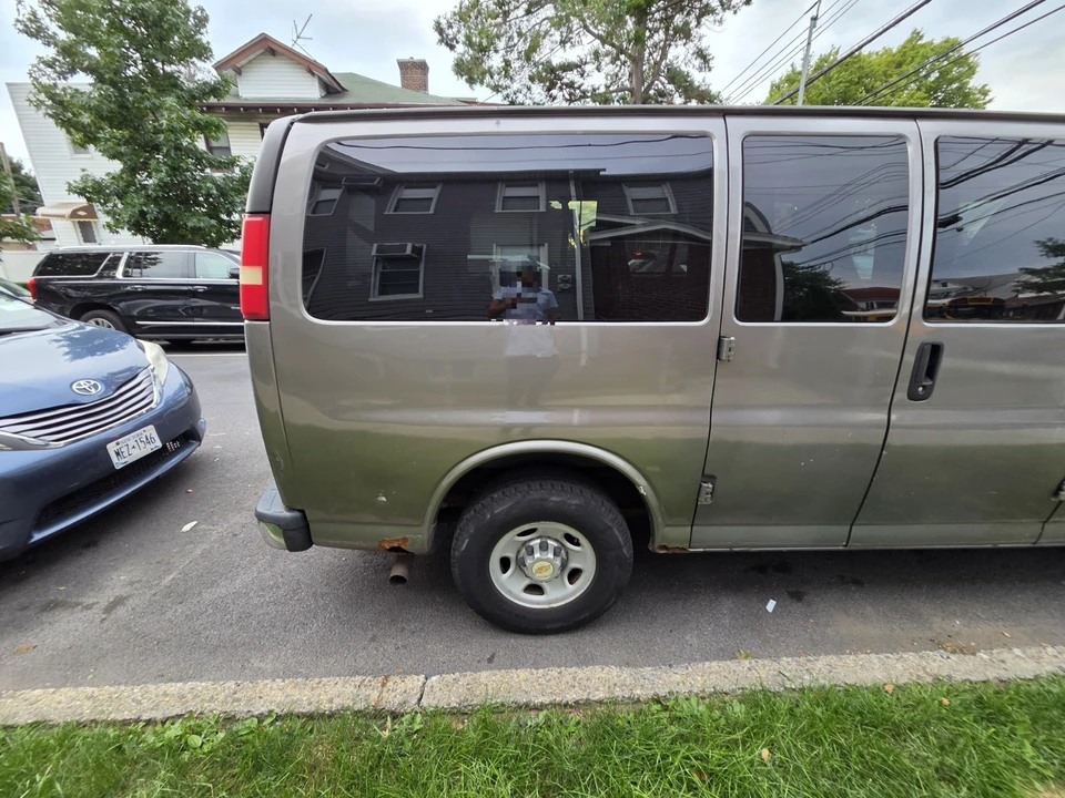 2010 Chevrolet Express - Image 16 of 17