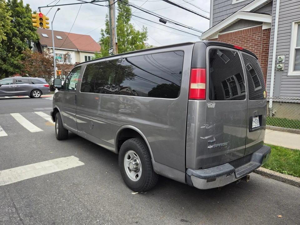 2010 Chevrolet Express - Image 3 of 17