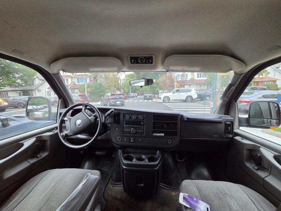 2010 Chevrolet Express - Image 11 of 17
