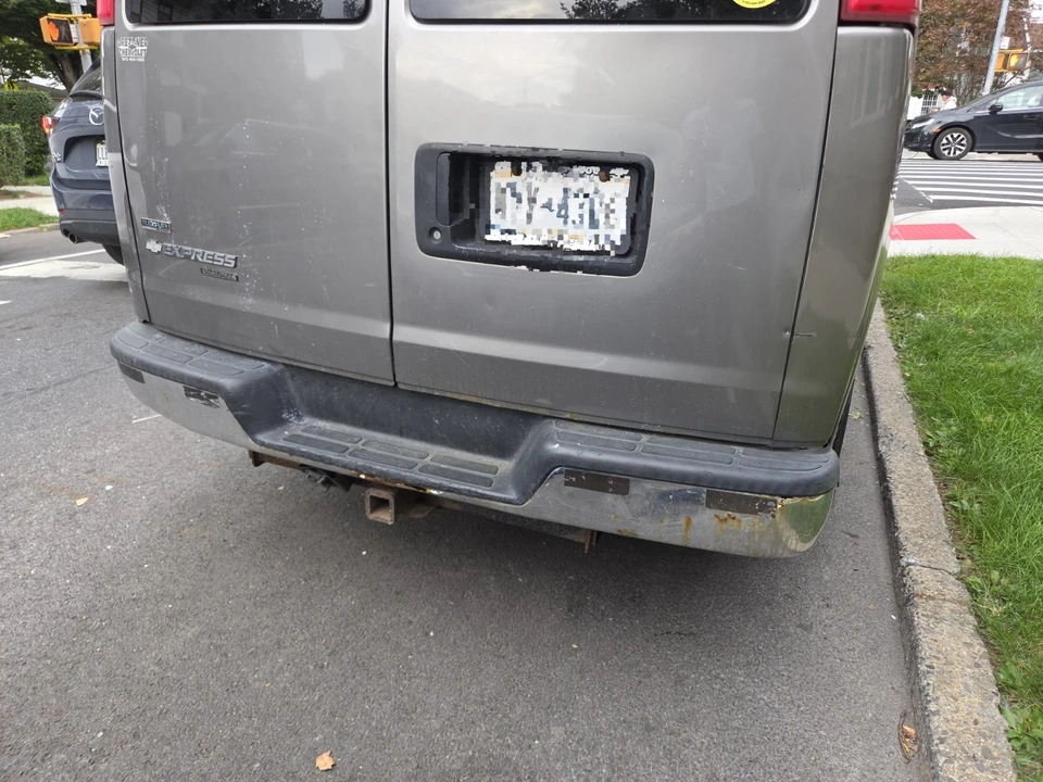 2010 Chevrolet Express - Image 17 of 17