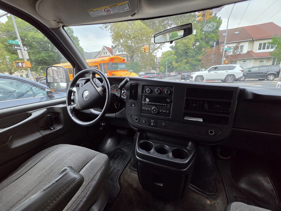 2010 Chevrolet Express - Image 12 of 17