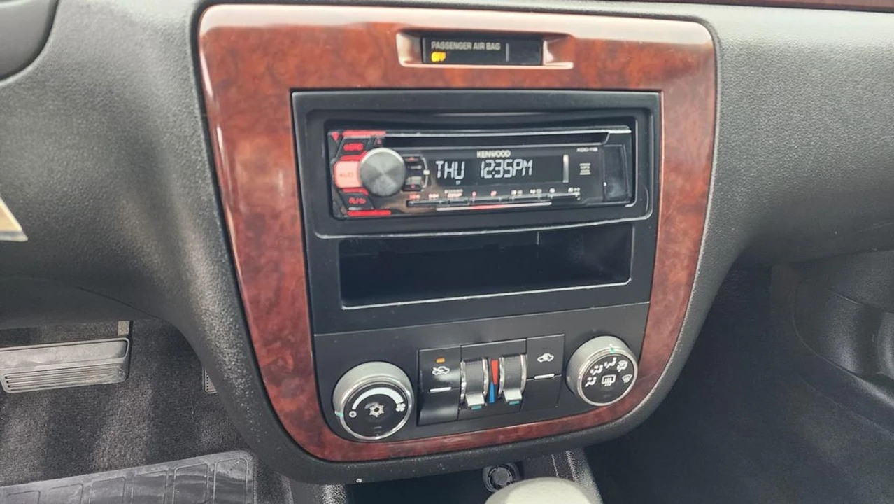 2010 Chevrolet Impala 9th Gen - Image 20 of 29