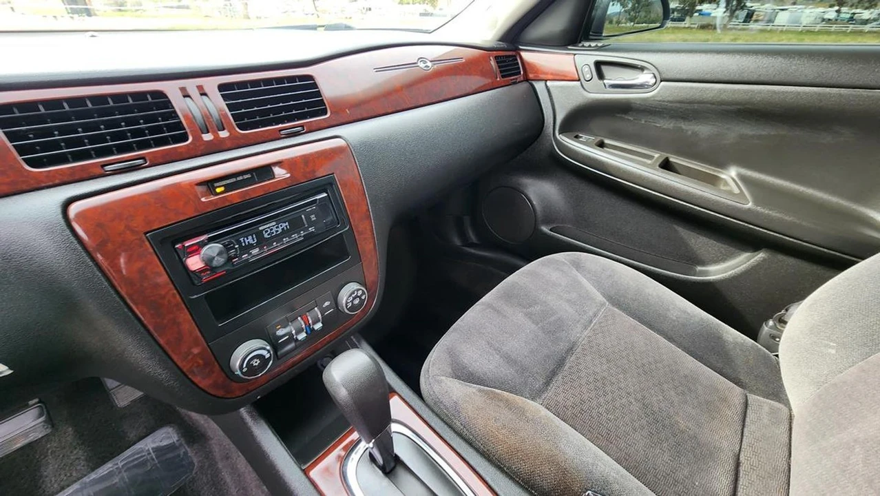 2010 Chevrolet Impala 9th Gen - Image 18 of 29