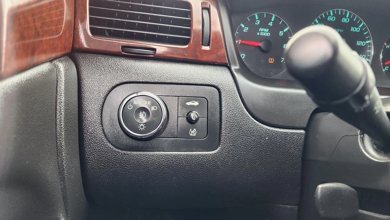 2010 Chevrolet Impala 9th Gen - Image 24 of 29