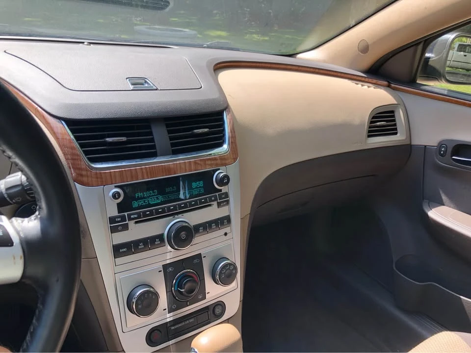 2010 Chevrolet Malibu - Image 8 of 13