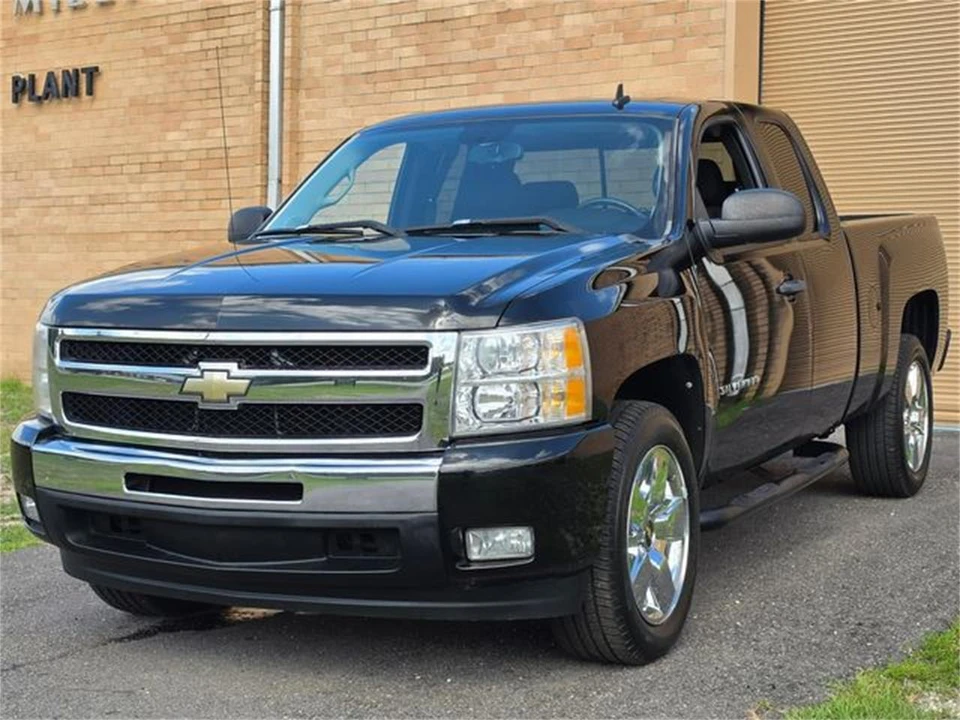 2010 Chevrolet Silverado 2nd Gen - Image 2 of 31