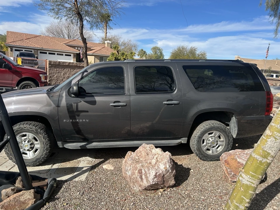 2010 Chevrolet Suburban 11th Gen - Image 2 of 7