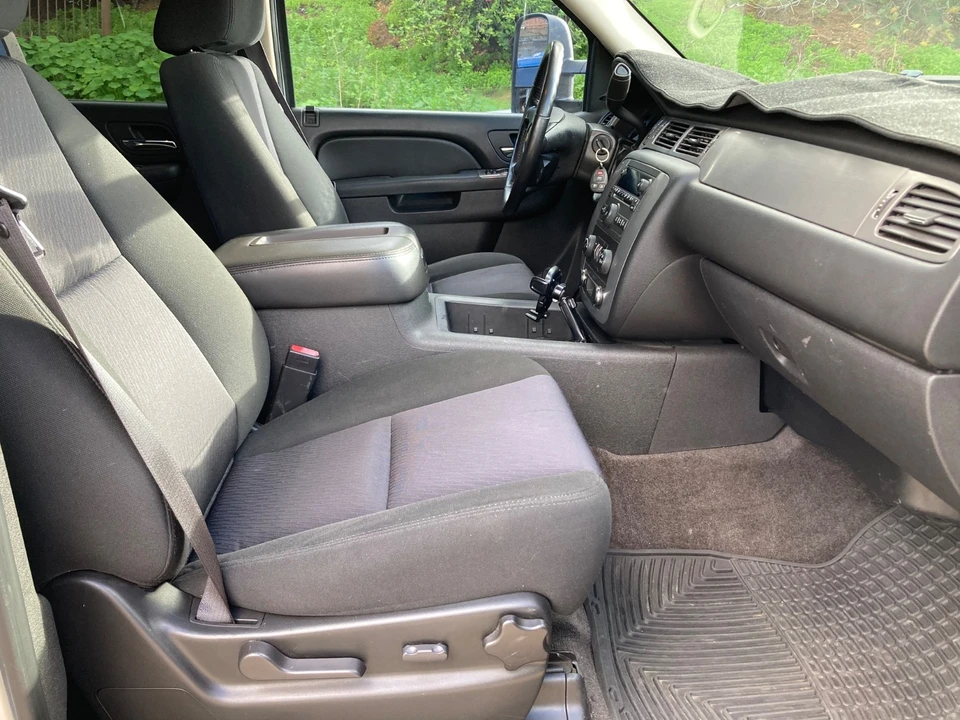 2010 Chevrolet Suburban 10th Gen - Image 13 of 21