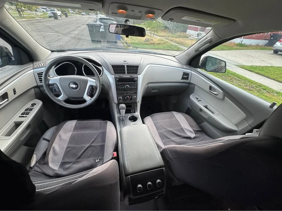 2010 Chevrolet Traverse - Image 7 of 7