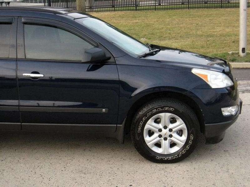 2010 Chevrolet Traverse - Image 7 of 12