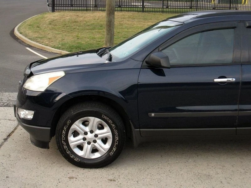 2010 Chevrolet Traverse - Image 10 of 12