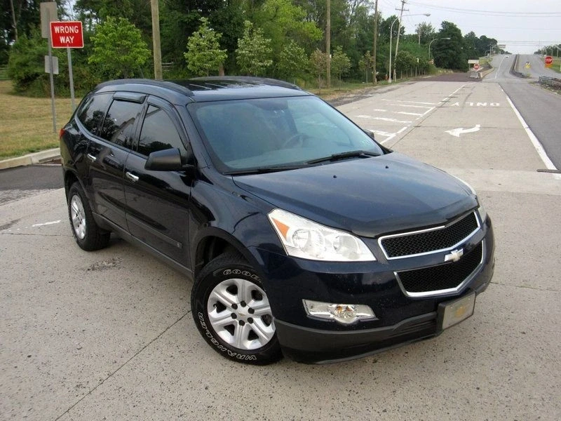 2010 Chevrolet Traverse - Image 2 of 12