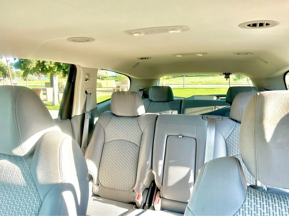 2010 Chevrolet Traverse - Image 2 of 5