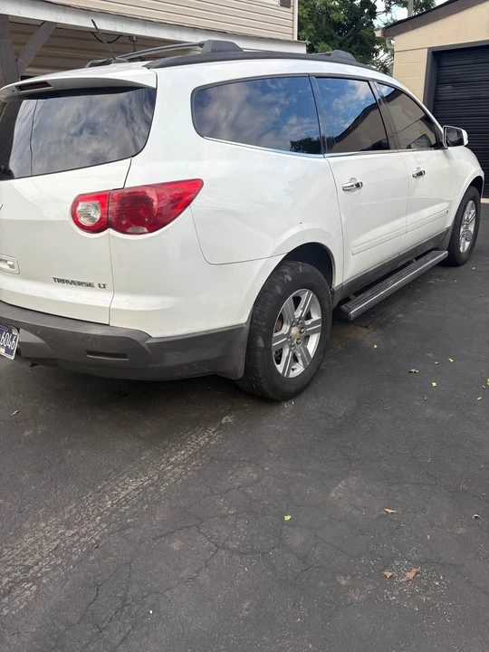 2010 Chevrolet Traverse - Image 5 of 15