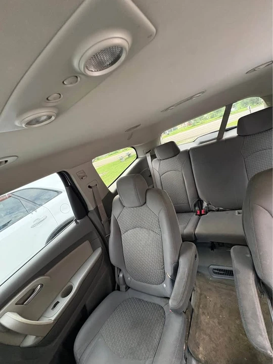 2010 Chevrolet Traverse - Image 11 of 15