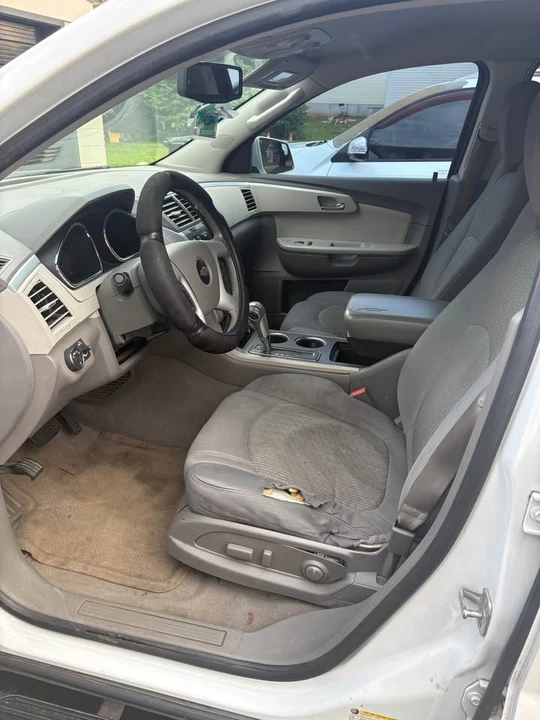 2010 Chevrolet Traverse - Image 6 of 15