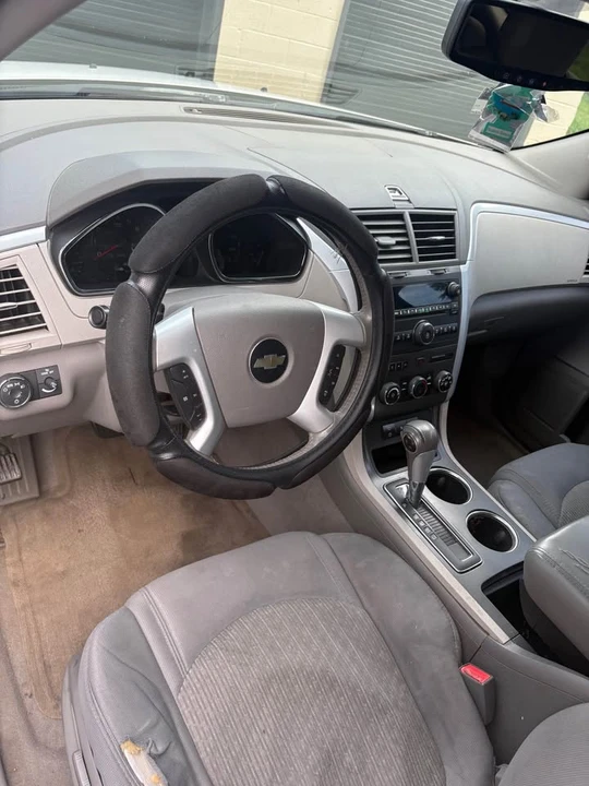 2010 Chevrolet Traverse - Image 7 of 15