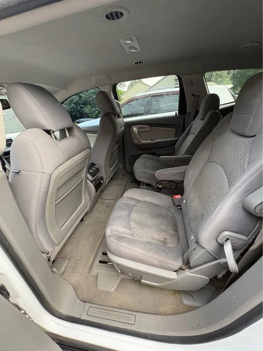 2010 Chevrolet Traverse - Image 10 of 15