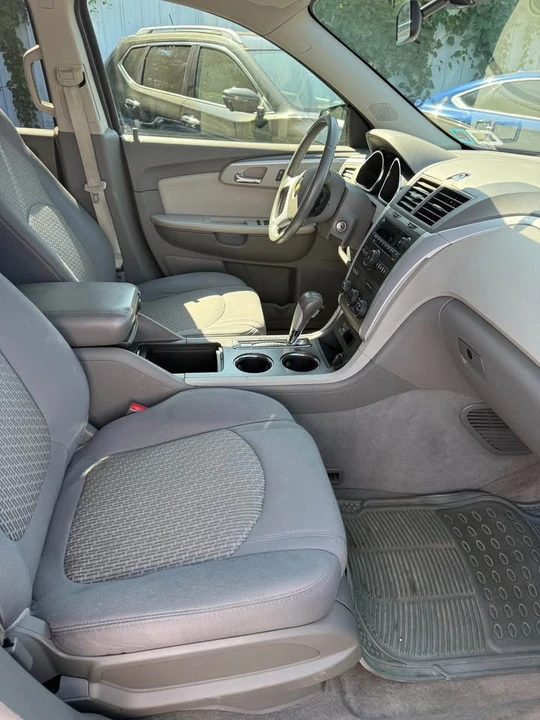 2010 Chevrolet Traverse - Image 5 of 6