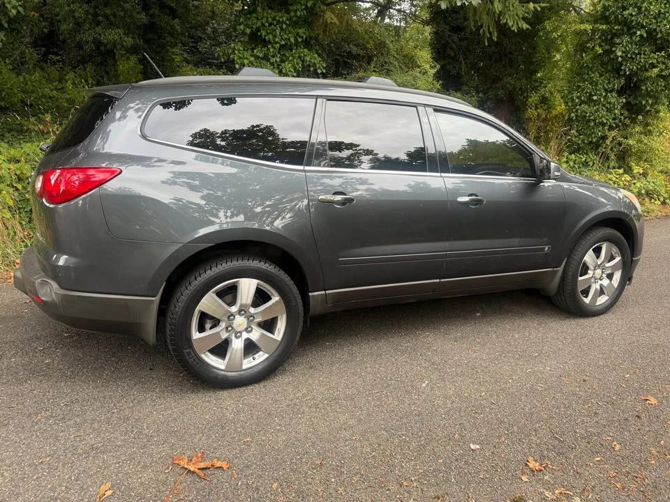 2010 Chevrolet Traverse - Image 2 of 18