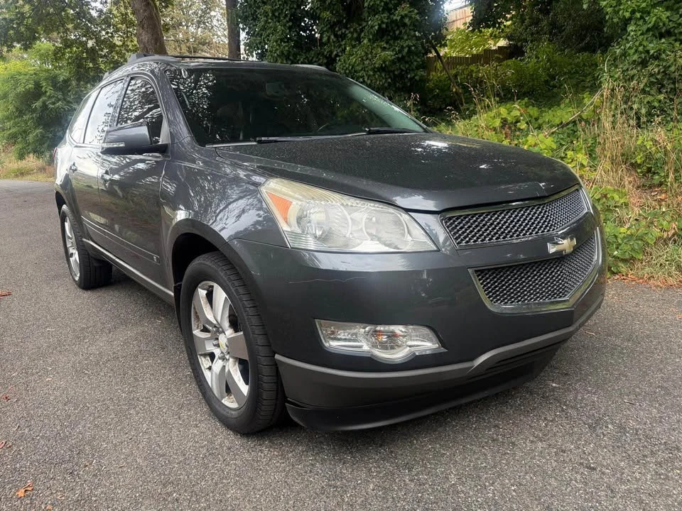 2010 Chevrolet Traverse - Image 4 of 18