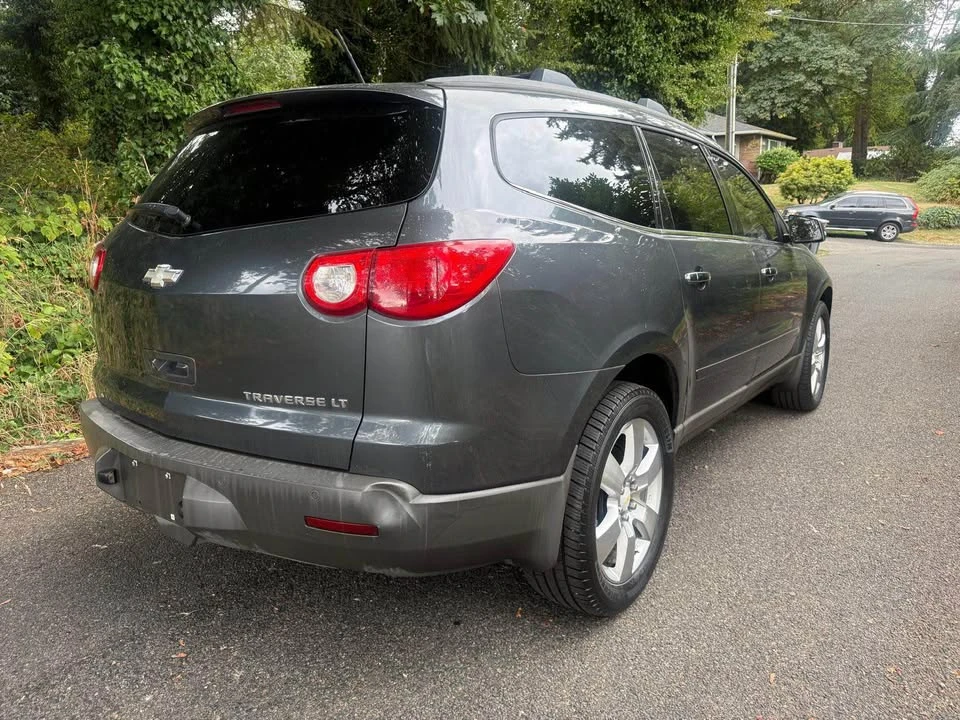 2010 Chevrolet Traverse - Image 5 of 18