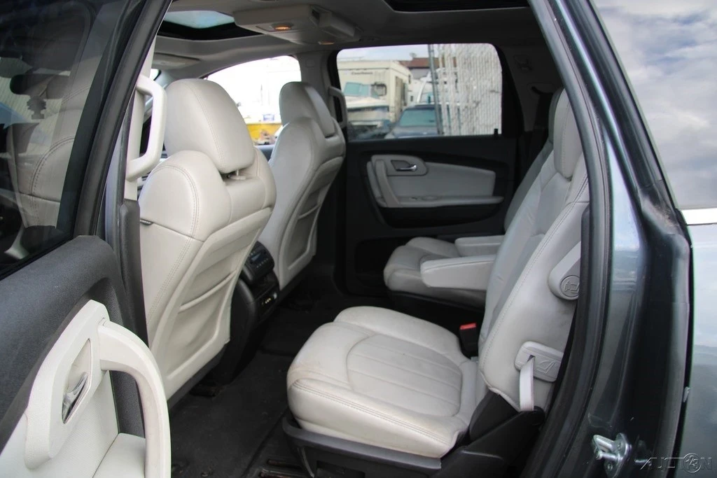 2010 Chevrolet Traverse - Image 19 of 21