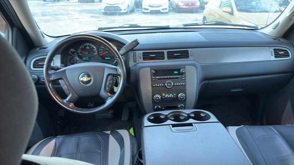 2010 Chevrolet Avalanche - Image 6 of 8