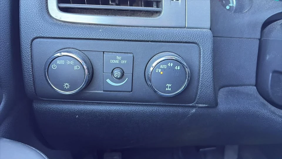 2010 Chevrolet Avalanche - Image 7 of 8