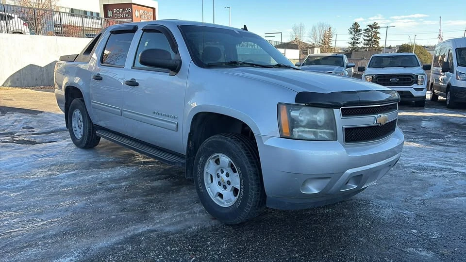 2010 Chevrolet Avalanche - Image 2 of 8