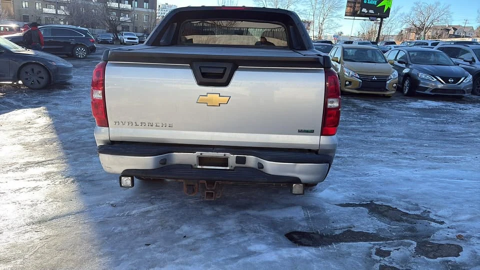 2010 Chevrolet Avalanche - Image 3 of 8