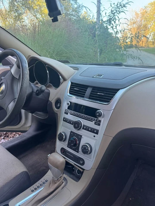 2010 Chevrolet Malibu - Image 11 of 16