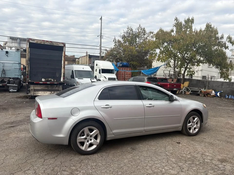 2010 Chevrolet Malibu - Image 5 of 10