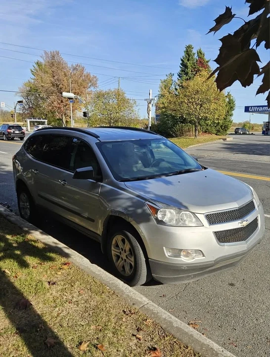 2010 Chevrolet Traverse - Image 2 of 7