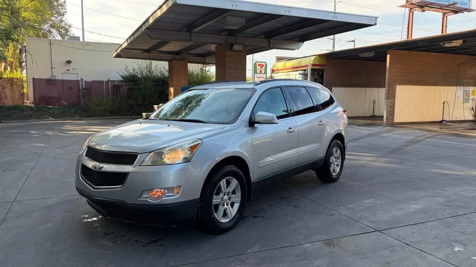 2010 Chevrolet Traverse - Image 2 of 9