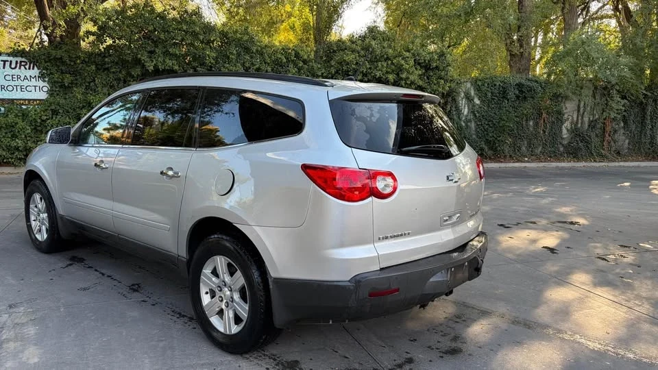 2010 Chevrolet Traverse - Image 5 of 9