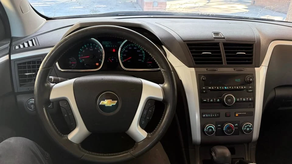 2010 Chevrolet Traverse - Image 7 of 9