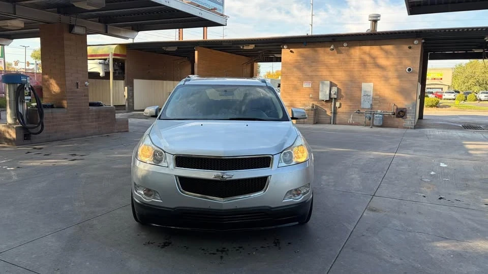 2010 Chevrolet Traverse - Image 3 of 9