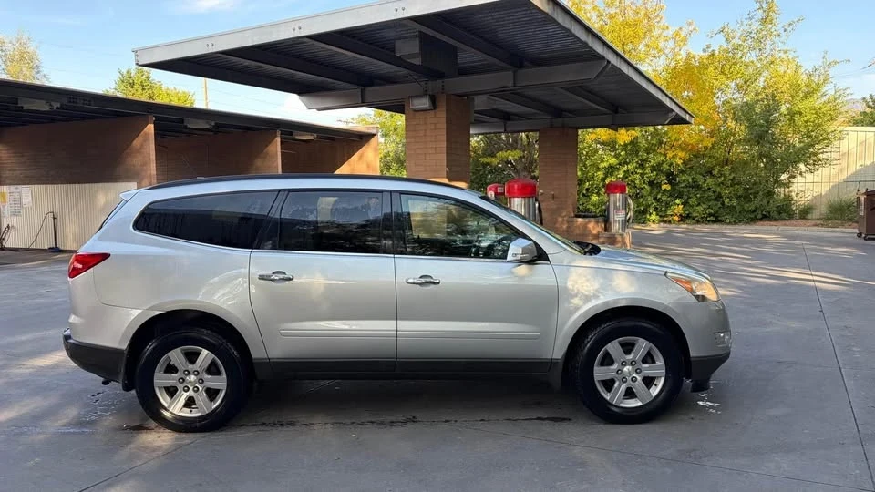 2010 Chevrolet Traverse - Image 6 of 9