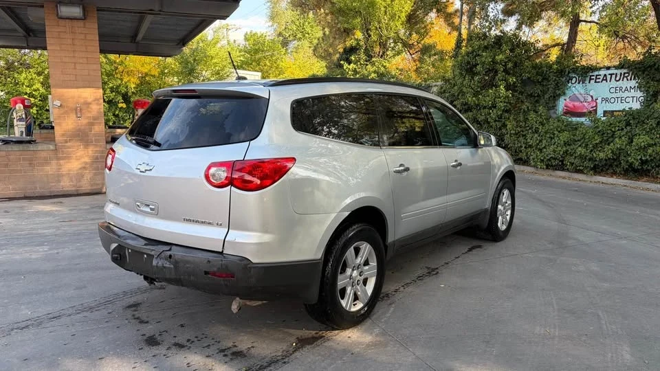 2010 Chevrolet Traverse - Image 4 of 9