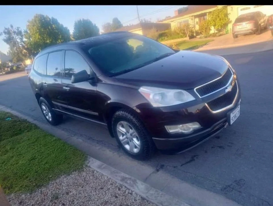 2010 Chevrolet Traverse - Image 3 of 5
