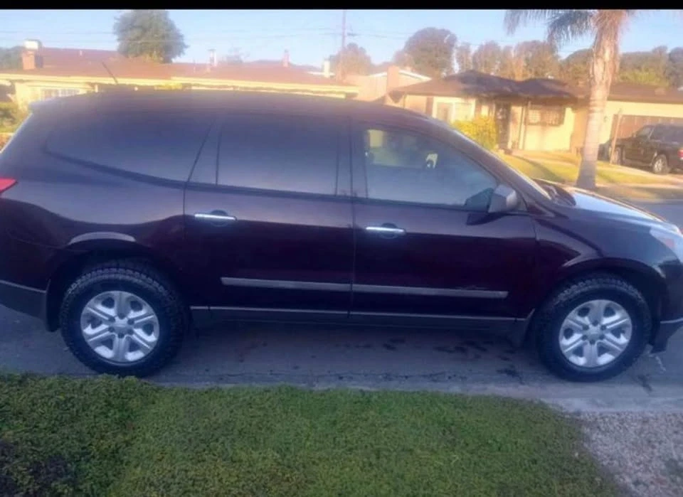 2010 Chevrolet Traverse - Image 2 of 5