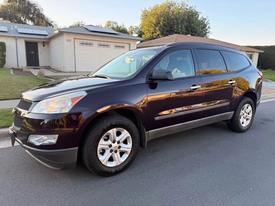 2010 Chevrolet Traverse - Image 2 of 8