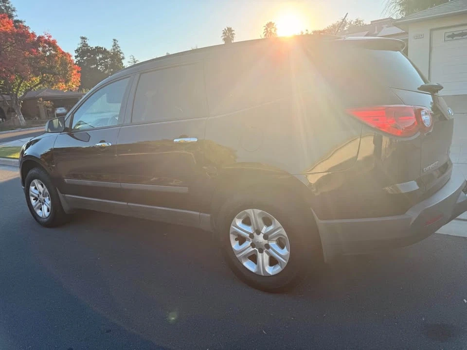 2010 Chevrolet Traverse - Image 3 of 8